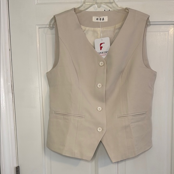 Findthy Tops - Trendy Cream Button-Up Vest New With Tags